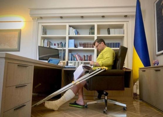 Dmytro Kuleba, ministrul de Externe al Ucrainei, în cârje: "Ar putea fi o poveste despre inamic, dar tocmai m-am accidentat la picior"