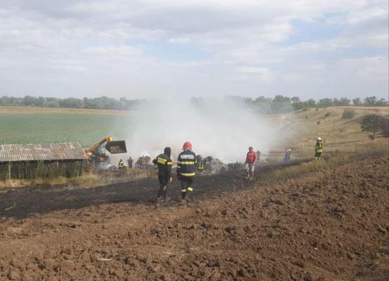 Peste 14 hectare de grâu şi 6 hectare de rapiţă s-au făcut scrum în Arad. Focul a pornit de la o ţigară aruncată la întâmplare