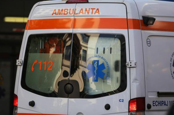 Grav accident în Ciuta, un copil de un an a ajuns la spital în stare gravă.  Micuţul a căzut din scaun, a lovit portiera şi a căzut din maşină