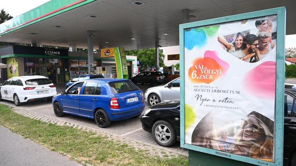 Cea mai mare rețea de benzinării din Ungaria nu-i mai lasă pe şoferi să realimenteze zilnic peste 50 de litri