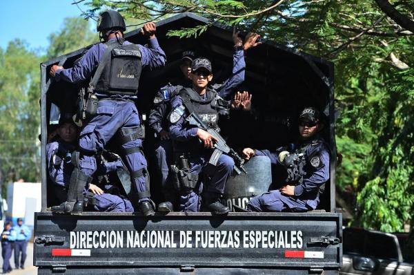 Operaţiune ca în filme. Camioane pline cu membrii unei bande din Mexic au prins trupele speciale într-o ambuscadă şi au măcelărit poliţiştii