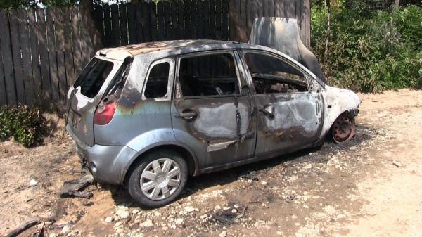 Un bărbat din Vaslui a incendiat maşina soţiei, pe care i-o oferise cadou de ziua ei