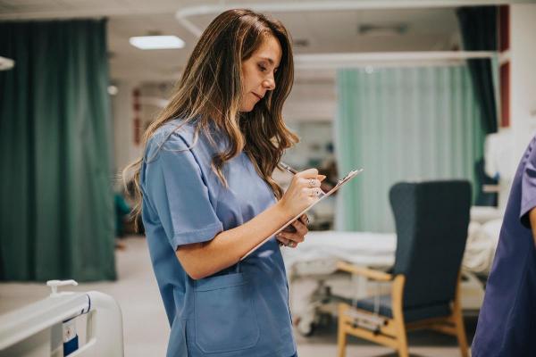 Avertisment pentru asistentele de la chirurgie din Spitalul Judeţean Călăraşi. ”Uniformele mulate provocatoare” şi unghiile colorate, interzise