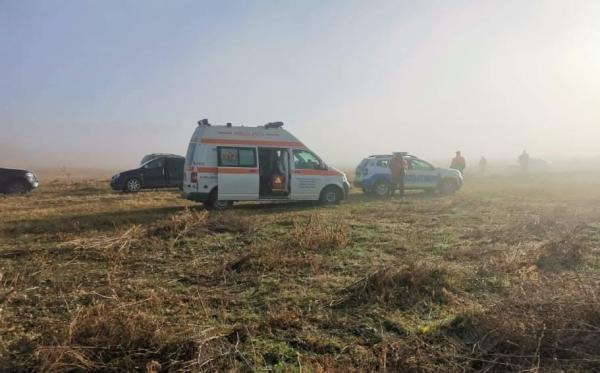 Accident bizar pe un câmp din Vrancea. O șoferiță a murit strivită sub roți, după ce a sărit din mașină pe un drum în rampă