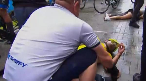 "Accident" din dragoste. Un ciclist care tocmai câştigase o etapă din Turul Columbiei şi lovit soţia care venise să îl felicite