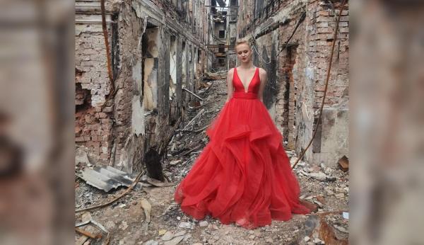 O ucraineancă s-a pozat în rochie de bal printre ruinele din Harkov, la absolvirea liceului