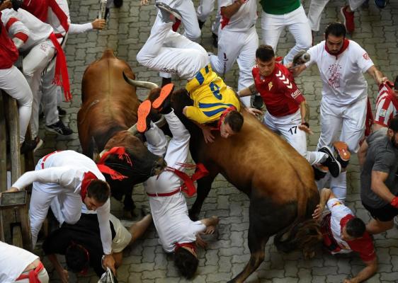 Trei oameni luaţi în coarne de tauri şi alţi trei răniţi la Festivalul de la Pamplona
