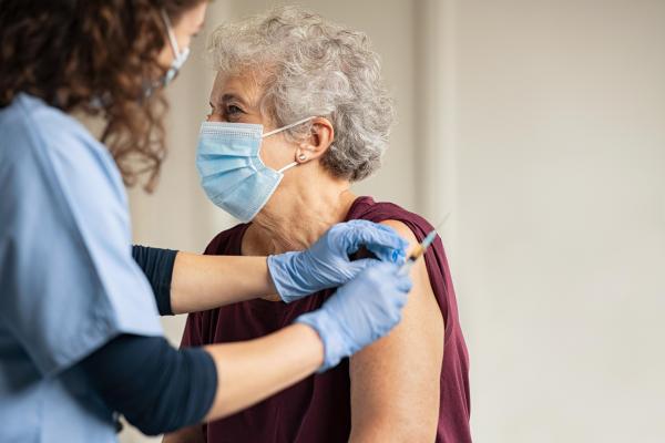 Doza 4 de vaccin recomandată persoanelor peste 60 de ani de Agenția Europeană a Medicamentului