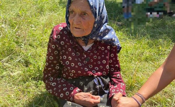 Bătrână de 94 de ani din Dolj, dată dispărută de familie, găsită în viaţă după 3 zile, la un km de casă