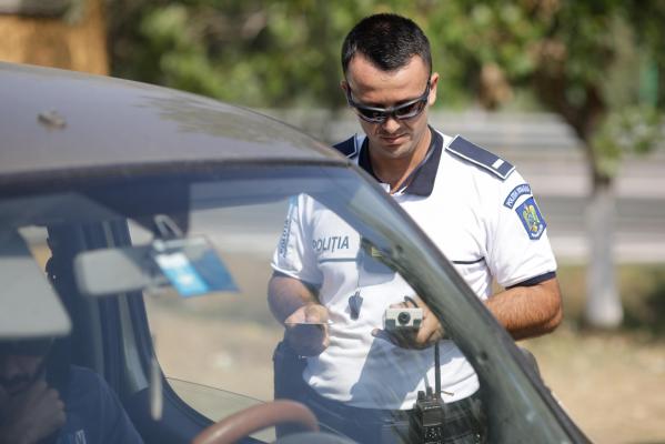 Un bărbat din Maramureş a sunat la 112 pentru a anunţa că o femeie s-a urcat beată la volan. Era logodnica sa şi abia se despărţiseră