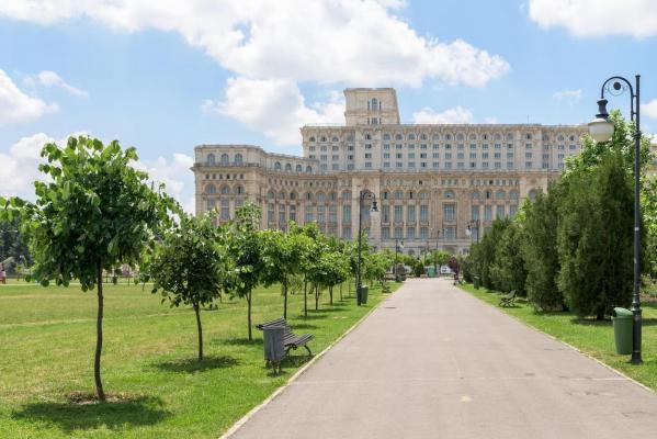 Vedere a Palatului Parlamentului din Parcul Izvor