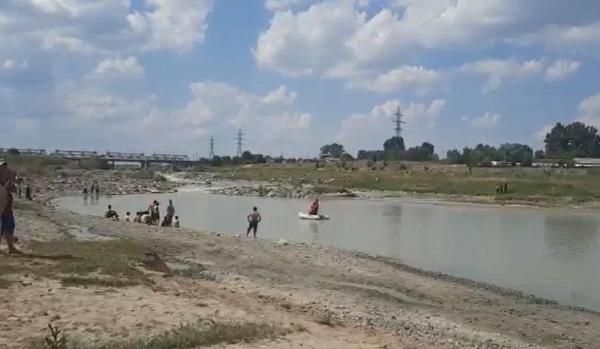 Trupul tânărului de 18 ani care s-a înecat în râul Moldova încercând să-şi salveze sora, găsit după 24 de ore