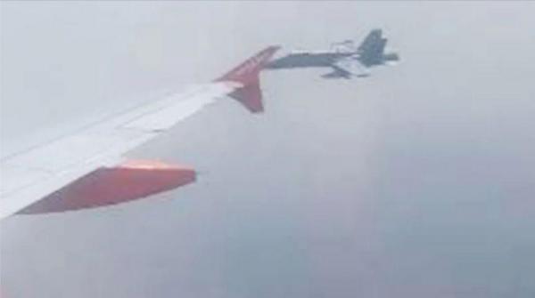 Avion EASYJET interceptat de un avion de luptă F18