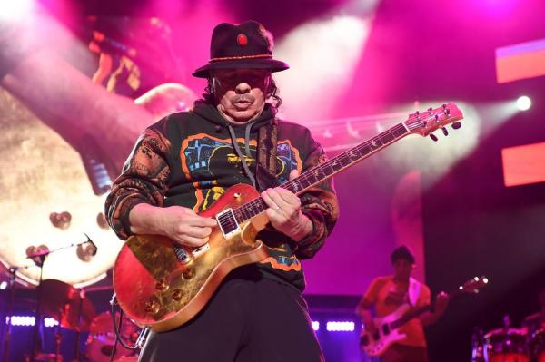 Legendarul chitarist Carlos Santana a leşinat în timpul unui concert