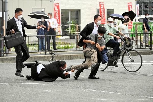 Momentul în care asasinul lui Shinzo Abe este prins de gărzile de corp