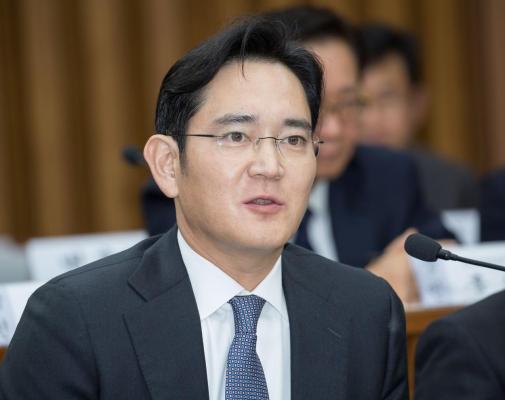 Moştenitorul „imperiului” Samsung graţiat de preşedinte pentru a contracara criza economică