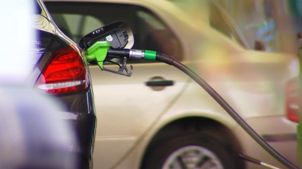 Preţul carburanţilor a scăzut cu peste 50 de bani. Cât costă acum un litru de benzină sau motorină în România