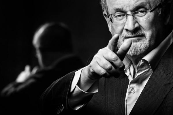 Salman Rushdie a fost scos de pe ventilator
