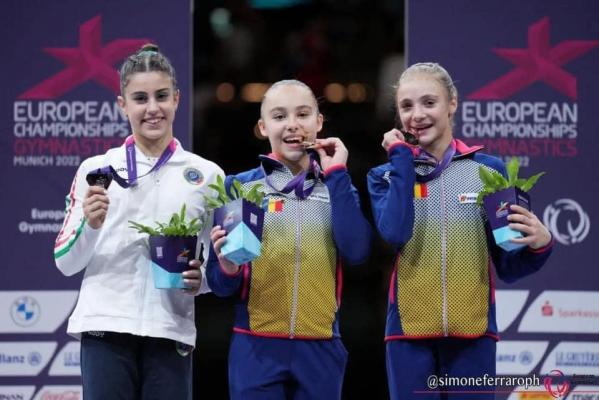 Aur şi bronz pentru România la Campionatul European de Gimnastică. Amalia Puflea şi Sabrina Voinea au făcut senzaţie în finala la sol