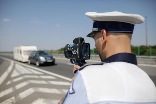"Mai bagi o fisă pentru o nouă viață?" Reacţia poliţiştilor după ce un şofer le-a dat radarul peste cap pe A2: "zbura" cu peste 200km/h