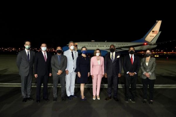 Nancy Pelosi a aterizat în Taipei şi şi-a exprimat "angajamentul" SUA faţă de Taiwan. China anunţă că va lansa exerciţii militare cu muniţie de război