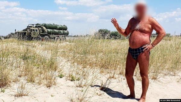 Turiștii veniți în Crimeea se fotografiază cu sistemele de apărare rusești, dezvăluind localizarea lor