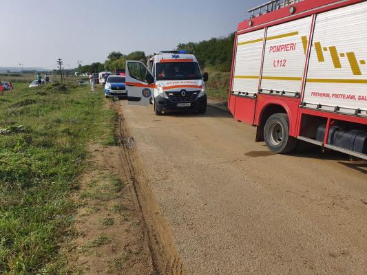 Un copil de 4 ani se zbate între viață și moarte, după ce mașina în care se afla s-a izbit de un camion, în Vaslui