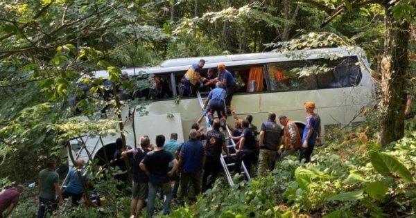 Cinci persoane au murit, iar alte 36 au fost rănite, după ce autocarul în care se aflau a căzut într-o prăpastie, în Turcia