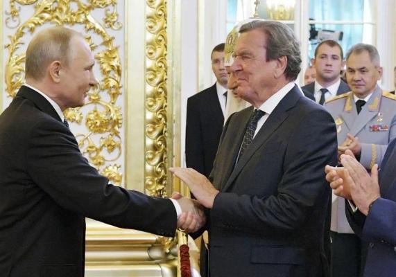 Gerhard Schröder, fost cancelar al Germaniei, și Vladimir Putin, președintele Rusiei