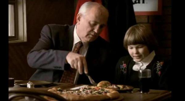 Cum a ajuns ultimul lider al URSS să facă reclamă la Pizza Hut. Rușii nu l-au iertat pe Mihail Gorbaciov