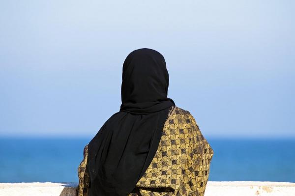 Femeie cu batic islamic privind peste ocean