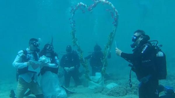 Nuntă subacvatică lângă o insulă din Grecia. Mirii și domnișoarele de onoare au făcut cursuri de scufundare timp de 4 zile
