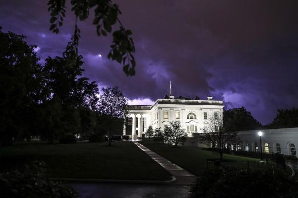 Patru persoane lovite de fulger lângă Casa Albă, în Washington. Victimele au suferit "răni care ar putea fi mortale"