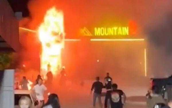 Imagini cutremurătoare cu un club de noapte, din Thailanda, în flăcări: 13 oameni au murit şi 40 au fost răniţi în incendiu