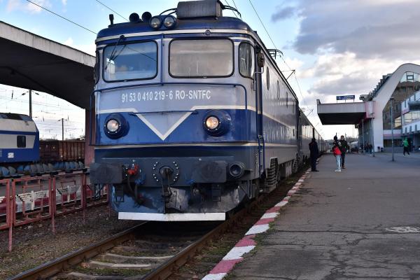 Accident tipic românesc: un tren Regio a deraiat după ce a lovit o vacă
