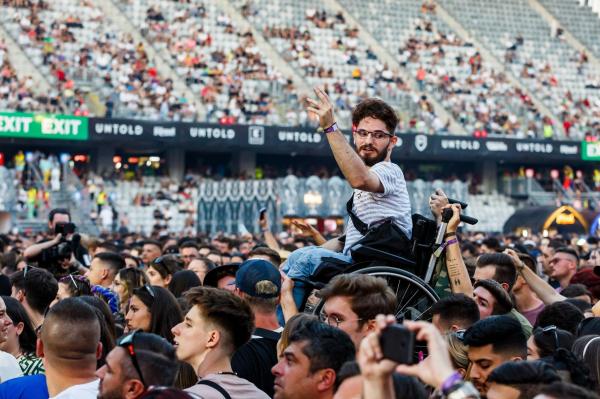 Moment emoționant la Untold. Un tânăr festivalier în scaun cu rotile a fost ridicat deasupra mulțimii în timpul unui concert