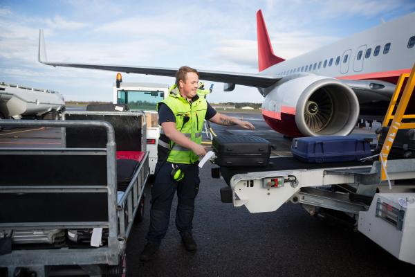 Compania aeriană care i-a pus pe directori să încarce și să descarce bagajele călătorilor