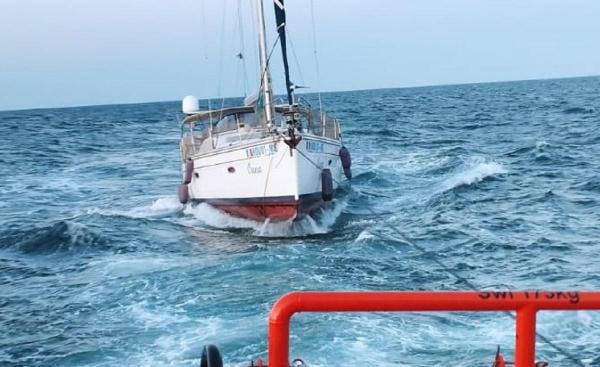 Alertă în Marea Neagră. O ambarcaţiune cu 8 persoane la bord, în pericol să se răstoarne din cauza mării agitate, aproape de Mangalia