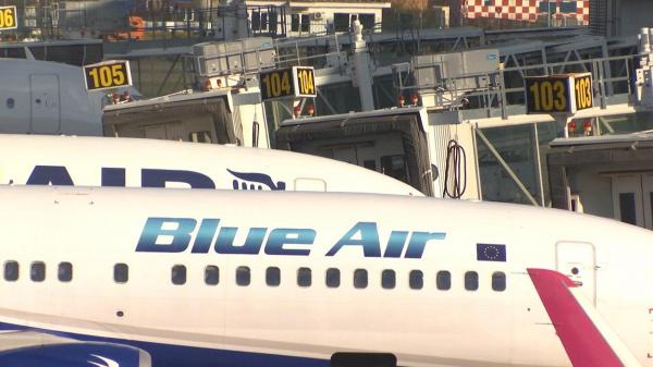 Blue Air anunță că va rambursa banii pasagerilor afectați de anularea zborurilor doar dacă investitorii cu care negociază vor cumpăra compania