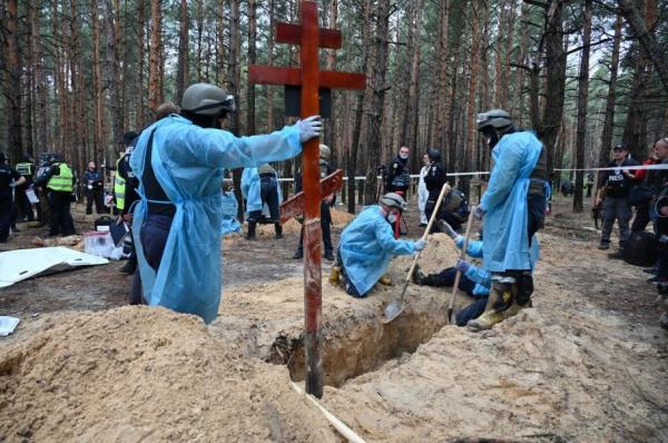 Kremlinul califică drept "minciuni" descoperirea a sute de cadavre la Izium