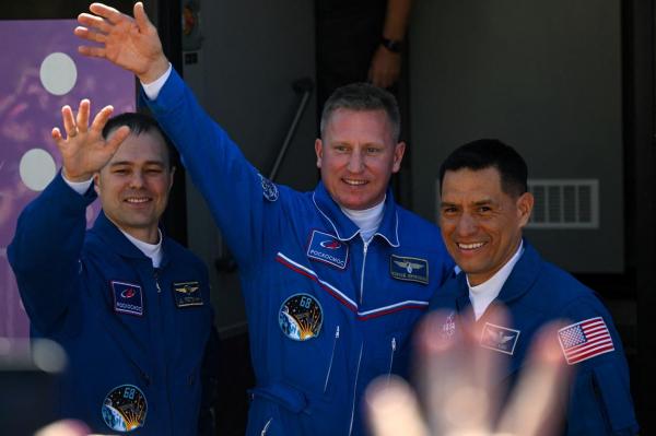 Un american şi doi ruşi vor zbura împreună spre ISS, în ciuda tensiunilor provocate de războiul din Ucraina