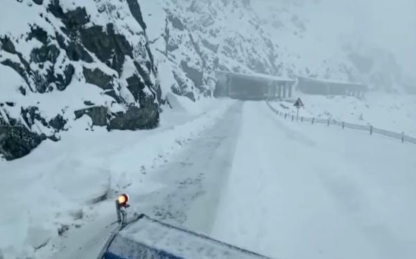 Ninge puternic pe Transfăgărăşan. Traficul este restricționat între Bâlea Cascadă și Bâlea Lac, din cauza unor căderi de pietre pe carosabil
