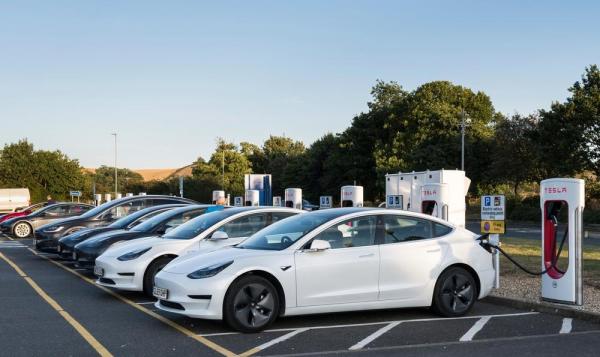 Tesla recheamă peste 1 milion de mașini în service. Unele modele au probleme cu sistemul de închidere a geamurilor