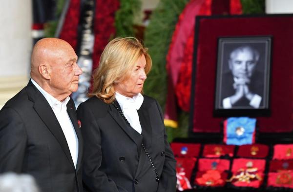 Vladimir Putin nu va participa la funeralii