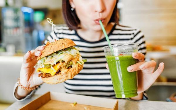 Un restaurant vegan a luat decizia să includă carne în meniu, din cauza crizei preţurilor: "Mai bine închidea afacerea"
