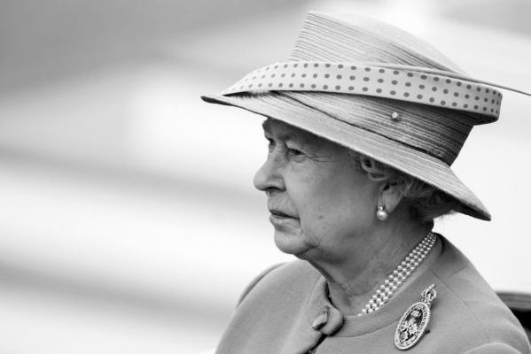Despre viaţa celui mai longeviv suveran britanic: "Se încheie Era Elisabetană şi începe Era Majestăţii Sale, Charles al III-lea"
