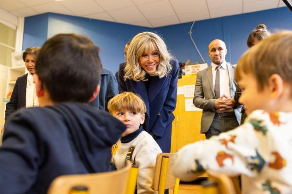 Brigitte Macron în vizită la o şcoală din Franţa