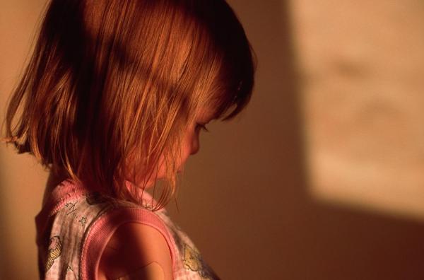 Fetiță de nici 4 anișori, bătută și înfometată de unchi și mătușă, într-o casă din Rimini. Polițiștii au găsit-o pe copilă ascunsă sub pat, tremurând de frică