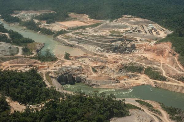 Defrișare pentru un proiect industrial în pădurea amazoniana