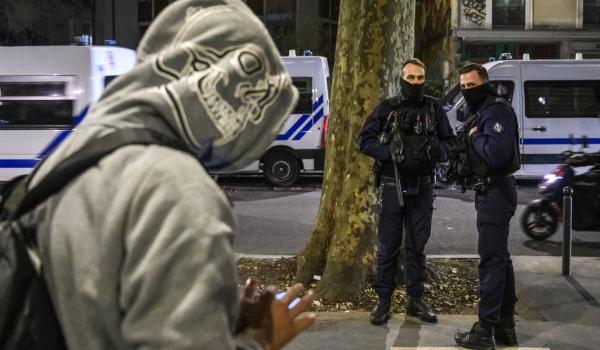 Un bărbat a creat panică în Paris, după ce i-a amenințat pe polițiști cu pistolul